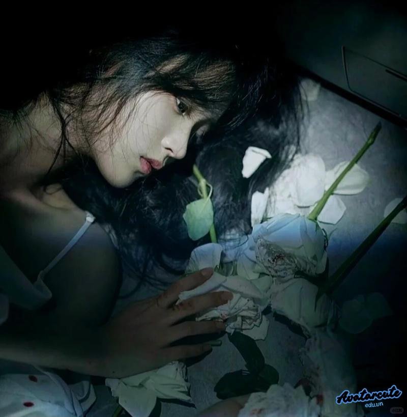 Chụp hình avatar nữ buồn trầm tư