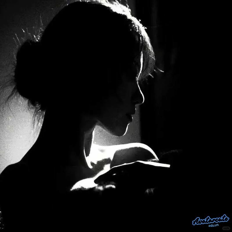 Hình ảnh avatar nữ buồn lạnh lùng