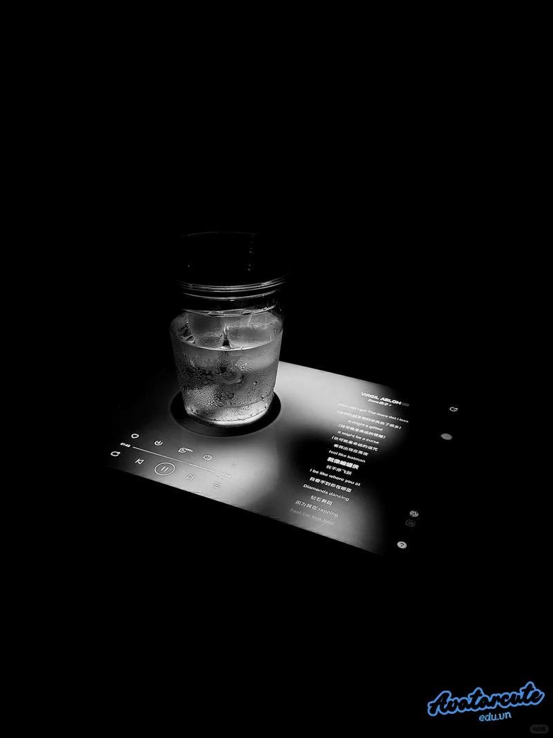 Tải hình avatar đen trừu tượng