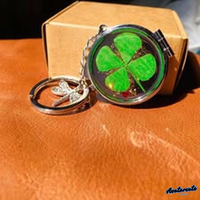 ảnh đại diện cỏ 4 lá nền trơn