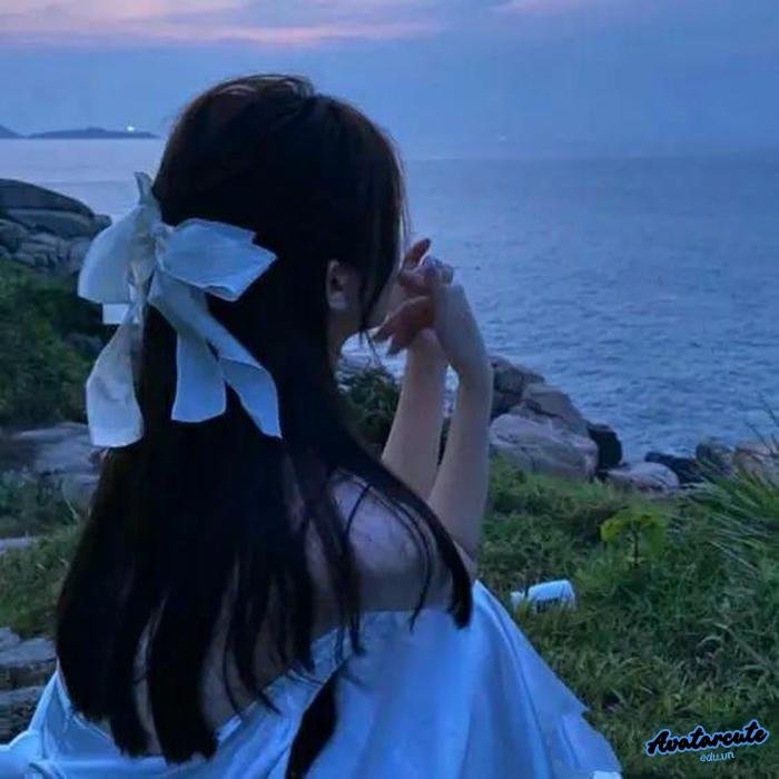 avatar cô gái quay lưng với ghế